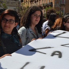 Gli studenti accolgono la carovana di Libera