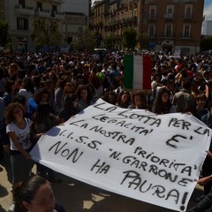 Gli studenti accolgono la carovana di Libera