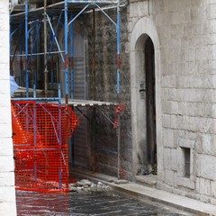 Divelto portone con un esplosivo in vico Cambio