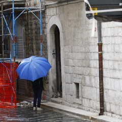 Divelto portone con un esplosivo in vico Cambio