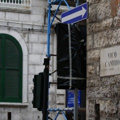 Divelto portone con un esplosivo in vico Cambio