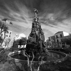 Piazza Plebiscito, Madonna e fontana