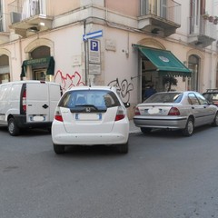 Parcheggio selvaggio in via Indipendenza