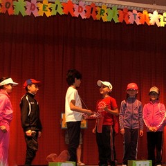 Un momento della rappresentazione teatrale a cura degli alunni della scuola Modugno di Barletta