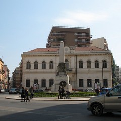 Strisce pedonali cercansi in Piazza Caduti