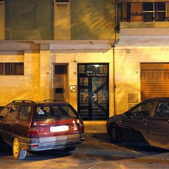 L'ingresso del palazzo in via De Gasperi, dove è avvenuto il tentato suicidio.