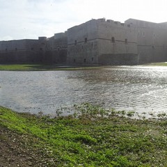 Il fossato del Castello Svevo allagato dalle recenti piogge