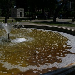 Al Castello, quelle fontane "giallognole" come biglietto da visita