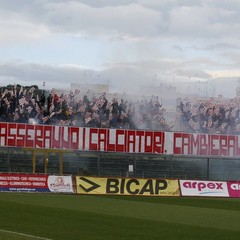 Barletta-Lecce 1-2, passione e coreografie sugli spalti