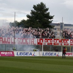 Barletta-Lecce 1-2, passione e coreografie sugli spalti