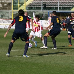Barletta-Lecce 1-2, derby amaro per i biancorossi