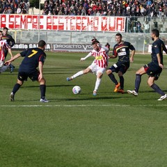 Barletta-Lecce 1-2, derby amaro per i biancorossi