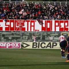 Barletta-Lecce 1-2, passione e coreografie sugli spalti