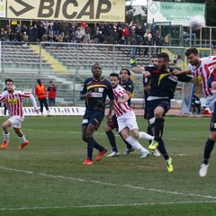 Barletta-Lecce 1-2, derby amaro per i biancorossi