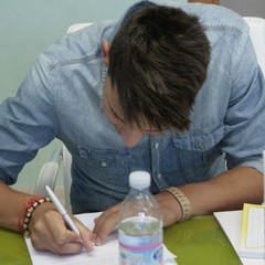 Emanuele Cicerelli firma il suo contratto da professionista