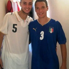 Luca Pellegrino (in maglia azzurra numero 3) con l'Italia Under 18