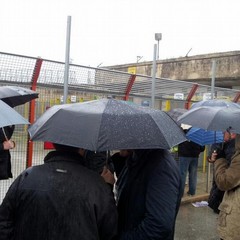 Tifosi del Barletta in attesa all'esterno del "Puttilli"