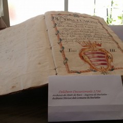 Documenti della storia locale in mostra all'Archivio di Stato di barletta.