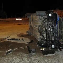 Incidente stradale in via Trani, auto ribaltata e distrutta