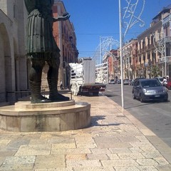 Il camioncino parcheggiato sul marciapiede del Sepolcro per rimuovere le luminarie della festa patronale.