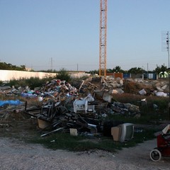 Degrado al campo rom nella periferia di Barletta