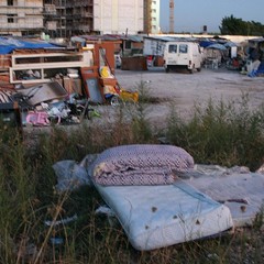 Degrado al campo rom nella periferia di Barletta