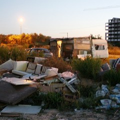 Degrado al campo rom nella periferia di Barletta