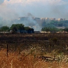 Incendio nei pressi della caserma "Stella", intervengono i Vigili del fuoco