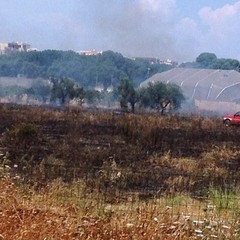 Incendio nei pressi della caserma "Stella", intervengono i Vigili del fuoco