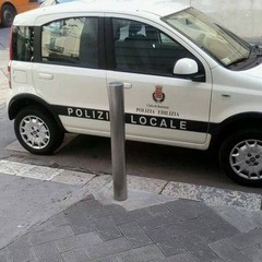 Macchina della Polizia di Barletta parcheggiata davanti a scivolo per disabili a Trani