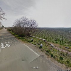 Donna a terra su Google Street View