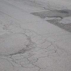 Guarda che buca in via dalle Palme