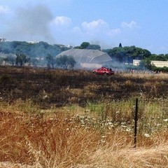 Incendio nei pressi della caserma "Stella", intervengono i Vigili del fuoco