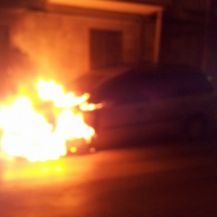 Auto incendiata in via Casardi Bonamici
