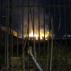 Puzza di bruciato e cenere su Barletta, la causa un incendio in via dell'Industria