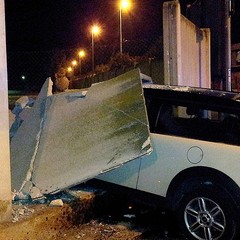 Incidente stradale, Mini Cooper rompe muro Timac