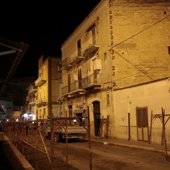 Palazzina transennata in piazza Divittorio