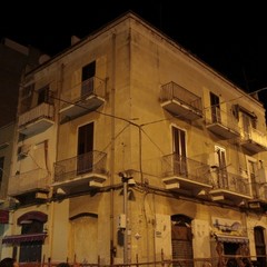 Palazzina transennata in piazza Divittorio