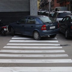 Automobile parcheggiata sulle strisce pedonali in via Regina Margherita.
