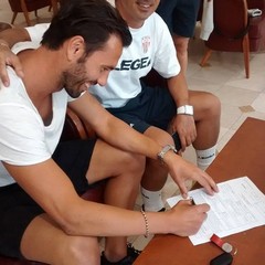 Alessandro Radi firma il suo contratto con il Barletta Calcio