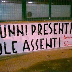 Lo striscione di protesta "Alunni presenti, aule assenti".