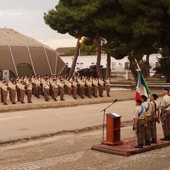 I due comandanti e la bandiera Italiana durante la cerimonia