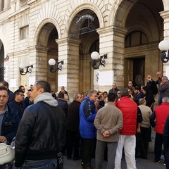 Differenziata e TARI, protesta al Palazzo di Città