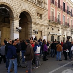 Differenziata e TARI, protesta al Palazzo di Città