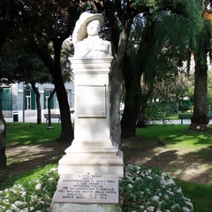 Il monumento a Giuseppe Carli.