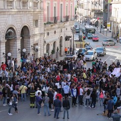 Caos-aule, la protesta degli studenti del "Garrone" ai piedi del "Curci"