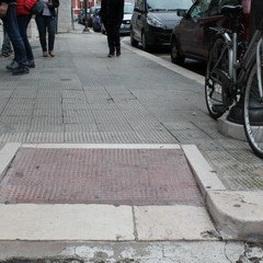 Via Roma, accesso ai marciapiedi (quasi) vietato ai disabili