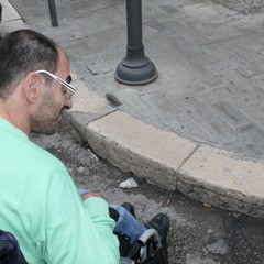 Via Roma, accesso ai marciapiedi (quasi) vietato ai disabili