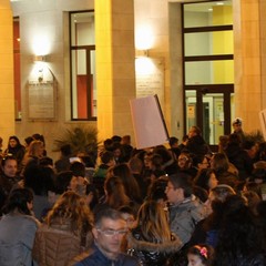 Protesta ai piedi di Palazzo di Città, no allo smembramento scolastico