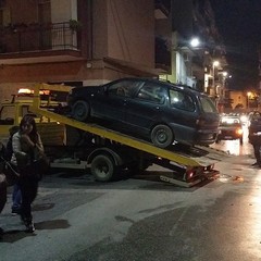 Automobile ribaltata in via Solferino